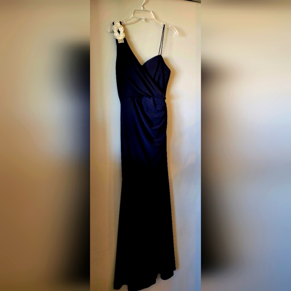 Formal dress for wedding or prom size 4 Cache